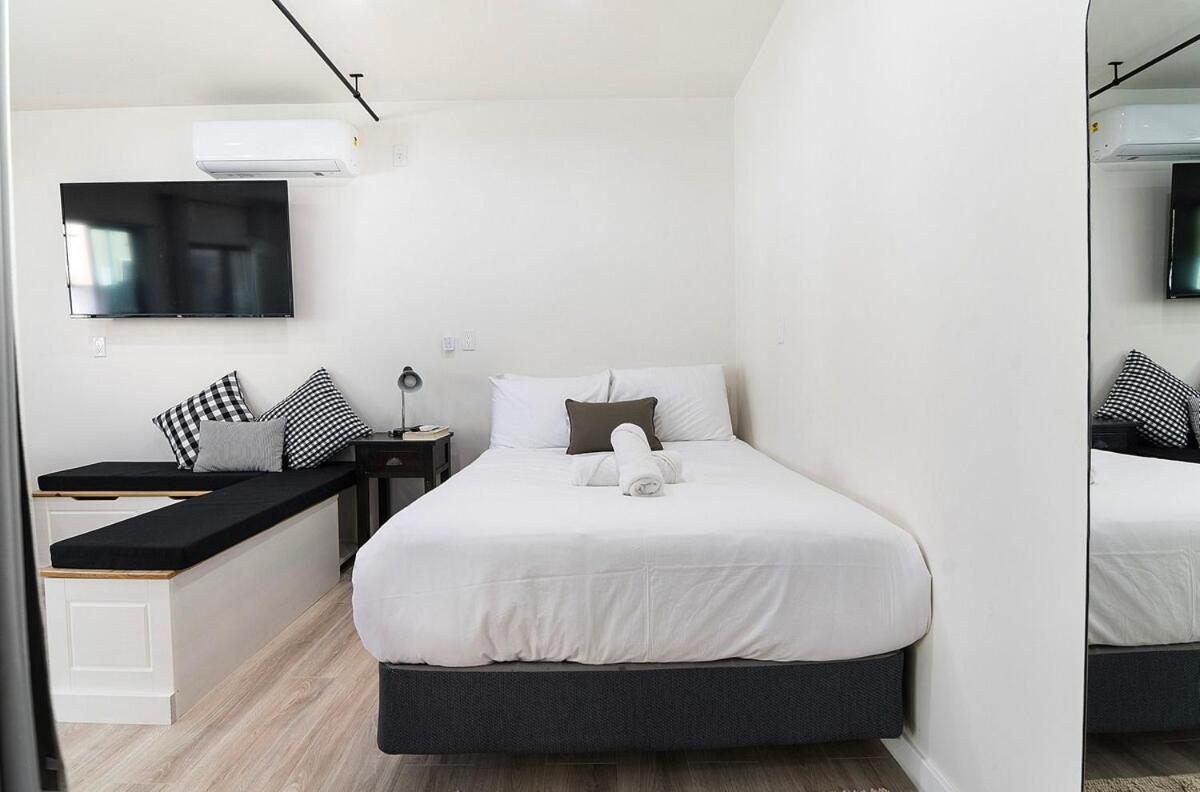 Apartment Modern With Kitchen By Miracle Mile