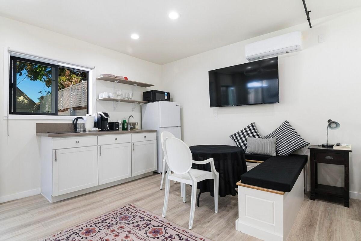 Modern With Kitchen By Miracle Mile Apartment *