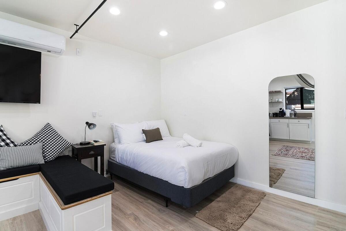 Modern With Kitchen By Miracle Mile Apartment Los Angeles