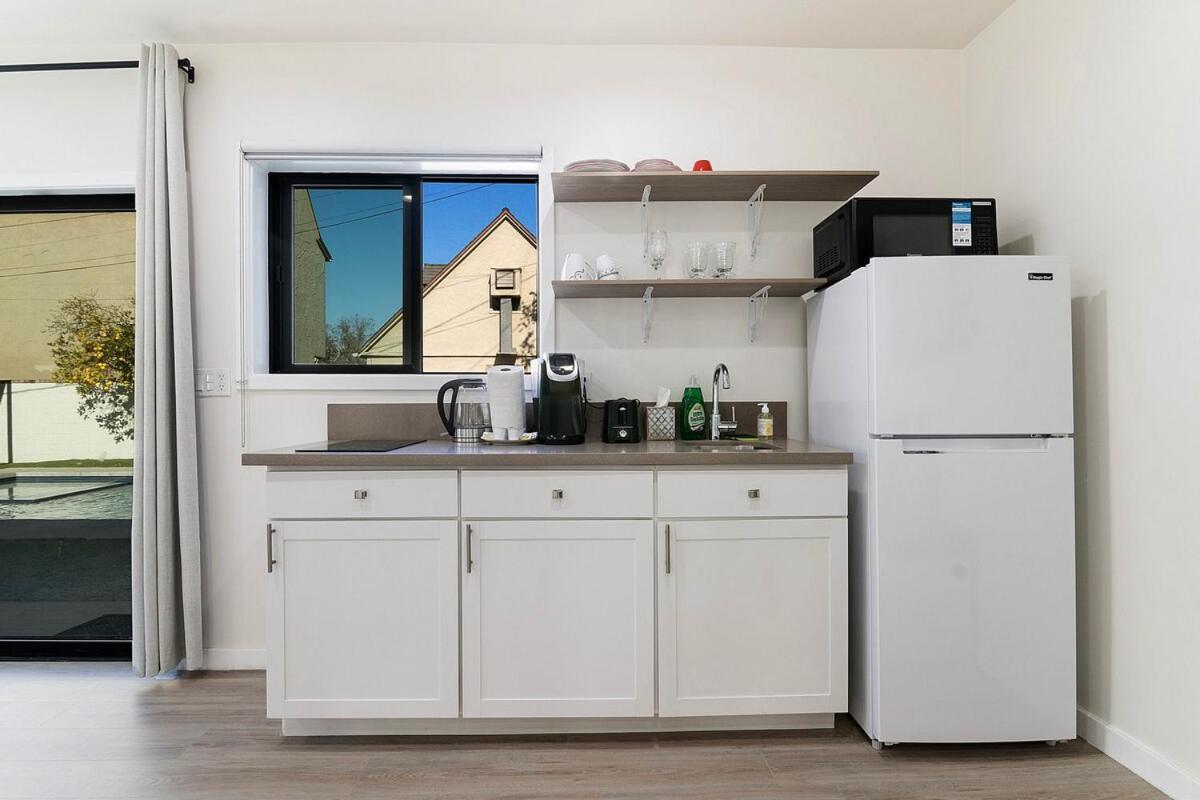 Apartment Modern With Kitchen By Miracle Mile