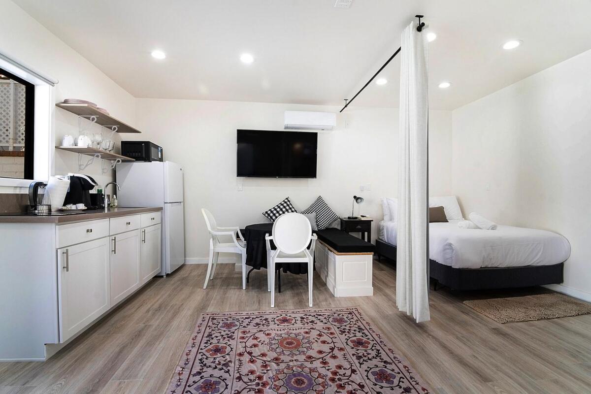 Modern With Kitchen By Miracle Mile Apartment Los Angeles