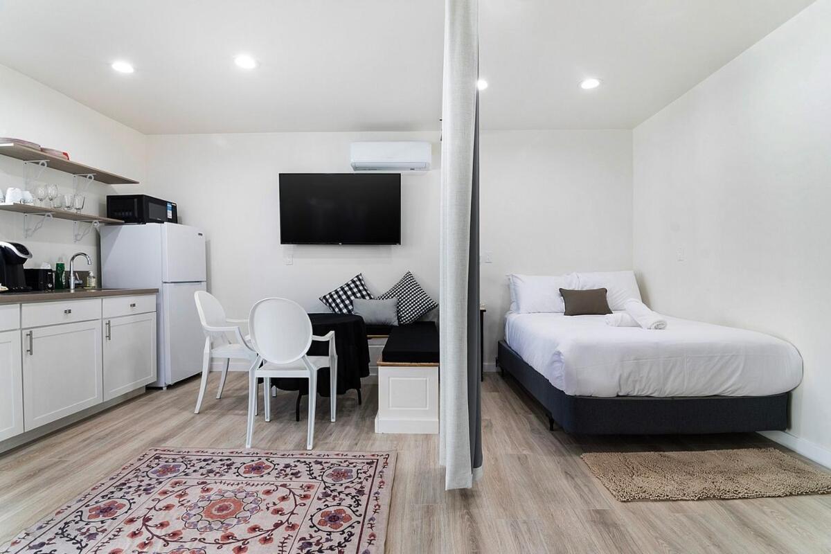 Modern With Kitchen By Miracle Mile Apartment *