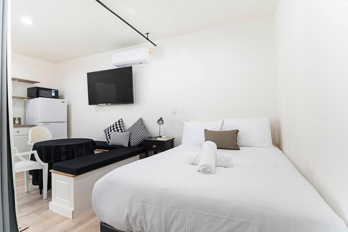 Modern With Kitchen By Miracle Mile Los Angeles