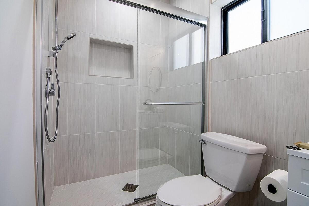 Modern With Kitchen By Miracle Mile Apartment *