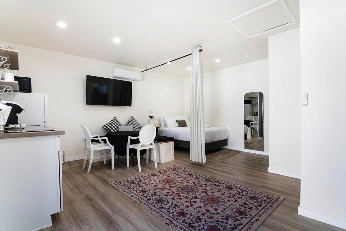 Apartment Modern With Kitchen By Miracle Mile